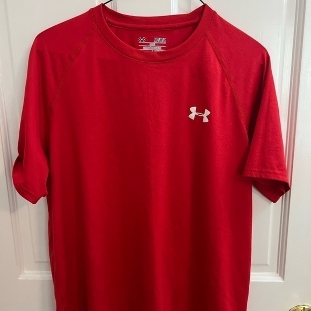 Under Armour Mens shirt. Size Medium. 100% polyester.